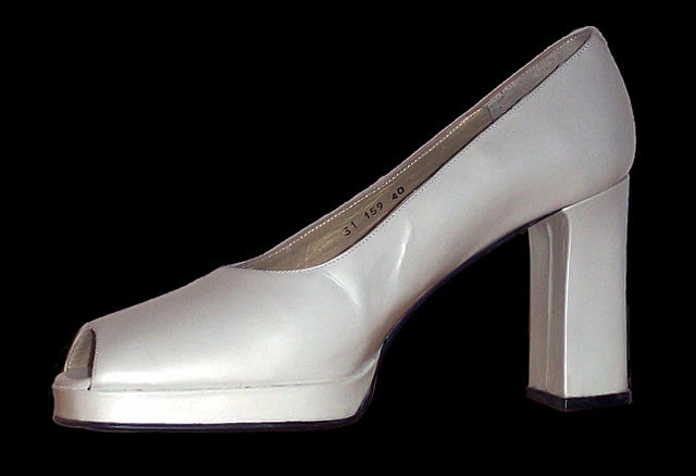 Chunky high-heeled shoes
